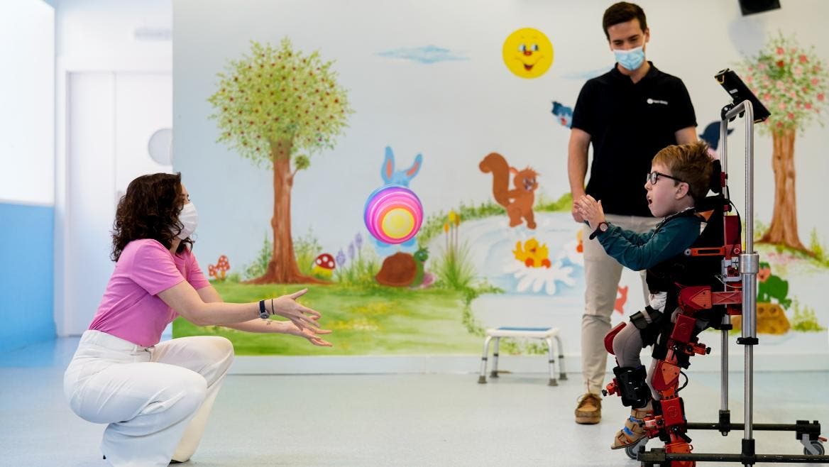 Ayuso anuncia el uso pionero de exoesqueletos para niños en hospitales públicos de Madrid 