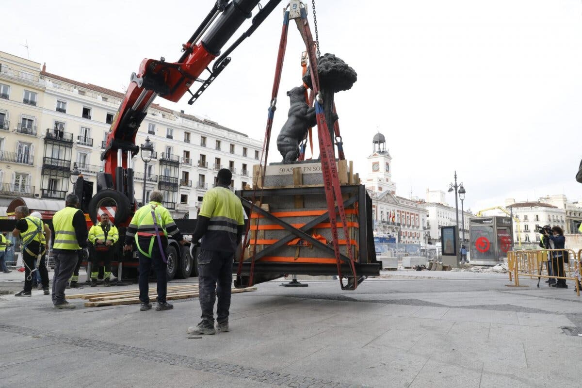 La estatua del Oso y el Madroño, trasladada a su nueva ubicación en la Puerta del Sol