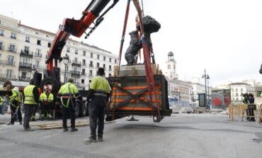 La estatua del Oso y el Madroño, trasladada a su nueva ubicación en la Puerta del Sol