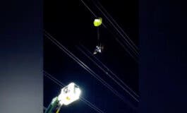 Un parapentista queda enganchado en unos cables de alta tensión en Nuevo Baztán y es rescatado ileso