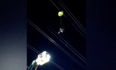 Un parapentista queda enganchado en unos cables de alta tensión en Nuevo Baztán y es rescatado ileso