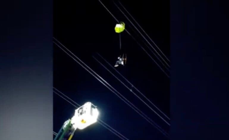 Un parapentista queda enganchado en unos cables de alta tensión en Nuevo Baztán y es rescatado ileso