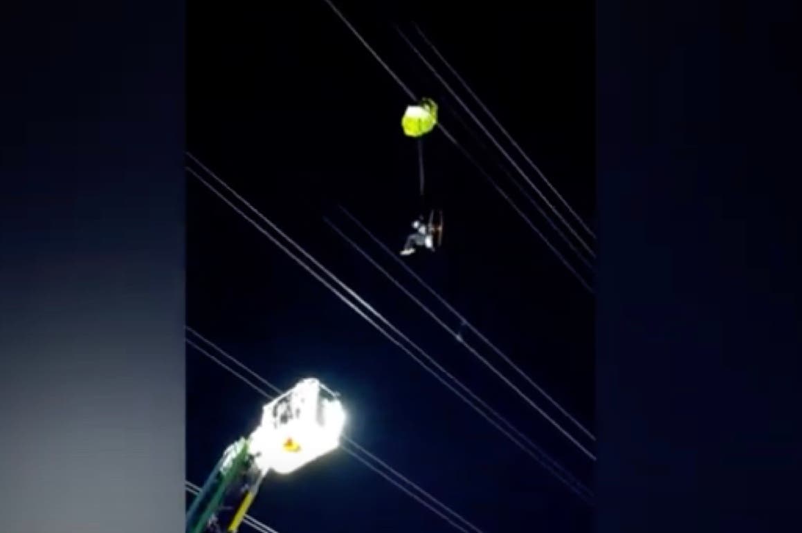 Un parapentista queda enganchado en unos cables de alta tensión en Nuevo Baztán y es rescatado ileso