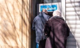 Los bancos se comprometen a mantener las cartillas de ahorro para los mayores de 65 años
