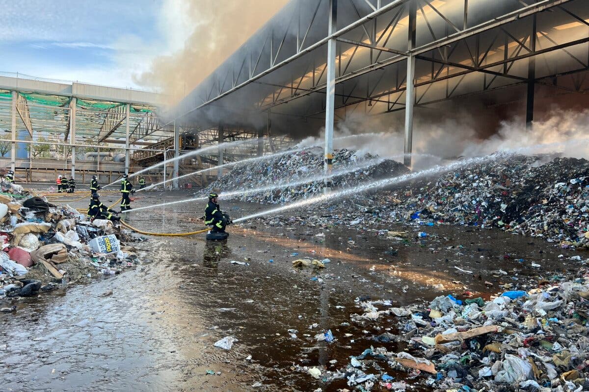 Arde una nave de basuras en Valdemingómez provocando una gran columna de humo