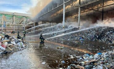 Arde una nave de basuras en Valdemingómez provocando una gran columna de humo