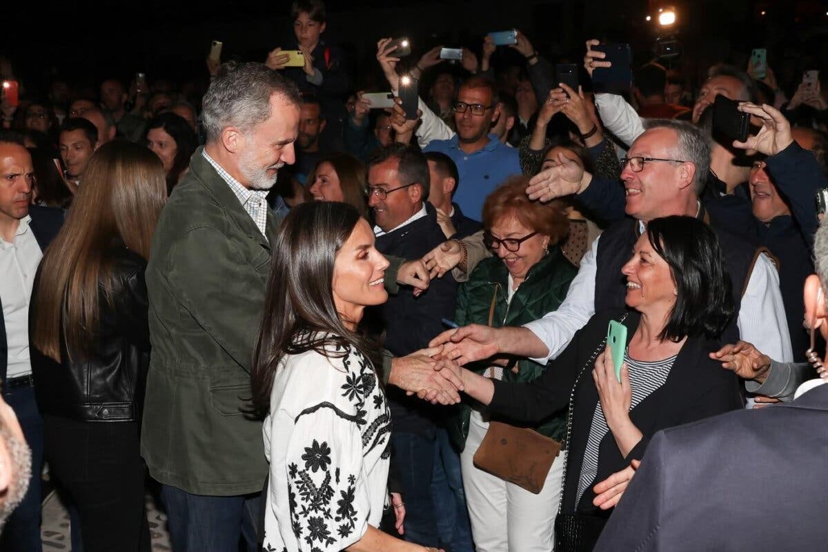 Los Reyes y sus hijas visitan por sorpresa las Pasión de Chinchón