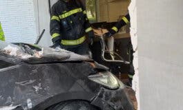 Un conductor empotra su coche automático contra la fachada de una empresa de reformas en Hortaleza