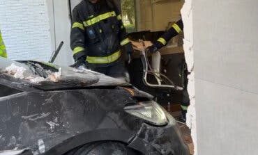 Un conductor empotra su coche automático contra la fachada de una empresa de reformas en Hortaleza