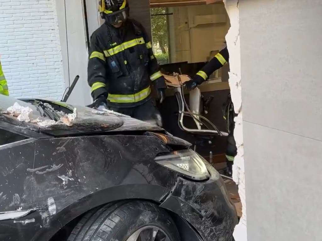 Un conductor empotra su coche automático contra la fachada de una empresa de reformas en Hortaleza