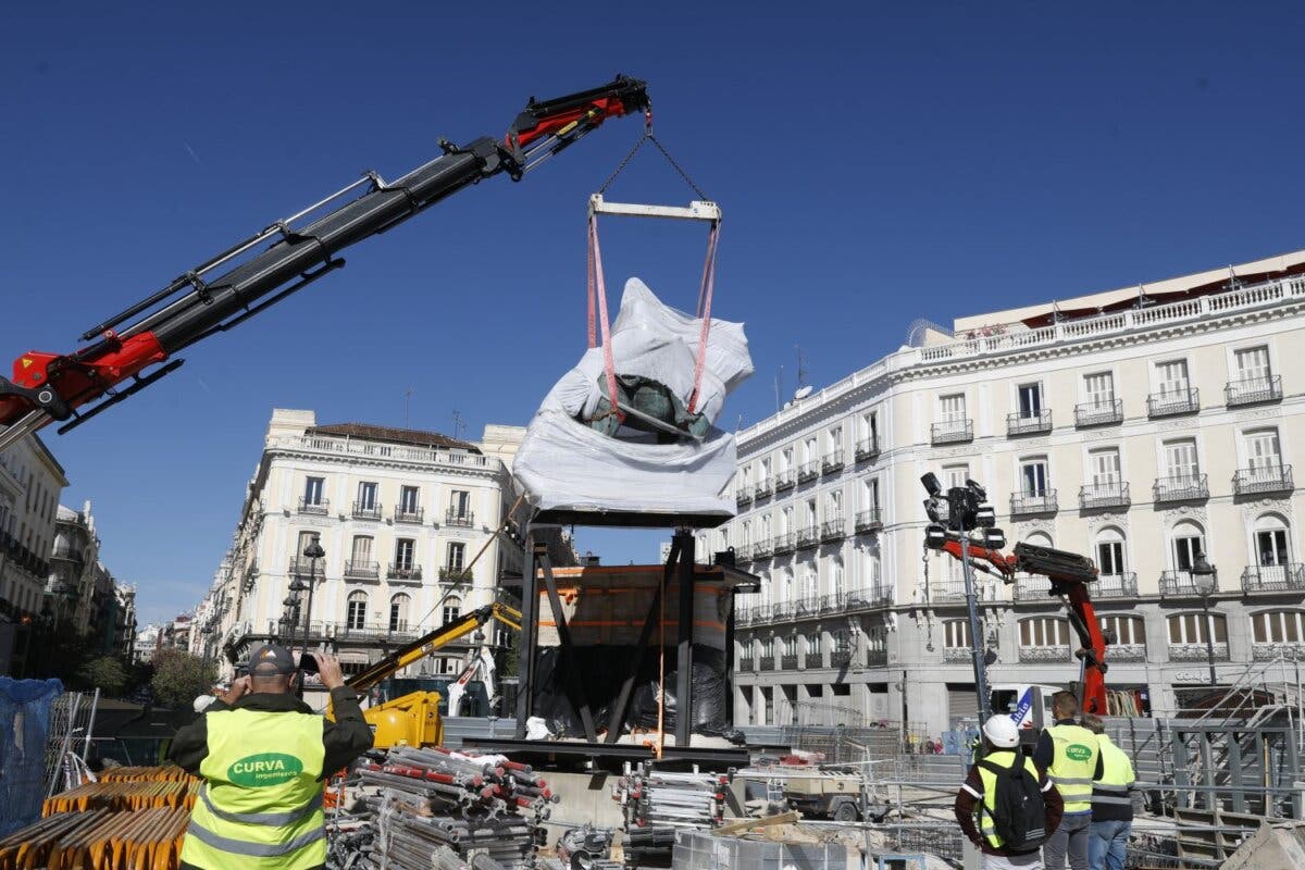 El complejo traslado de la estatua ecuestre de Carlos III en la Puerta del Sol de Madrid