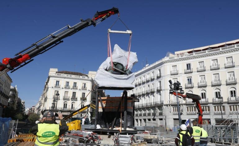 El complejo traslado de la estatua ecuestre de Carlos III en la Puerta del Sol de Madrid