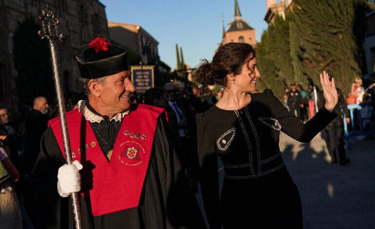Ayuso visita la Semana Santa de Alcalá de Henares