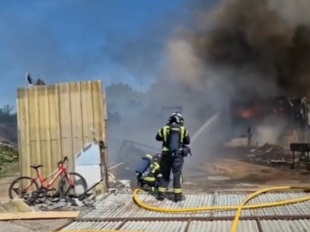 Un incendio arrasa varias chabolas en la Cañada Real