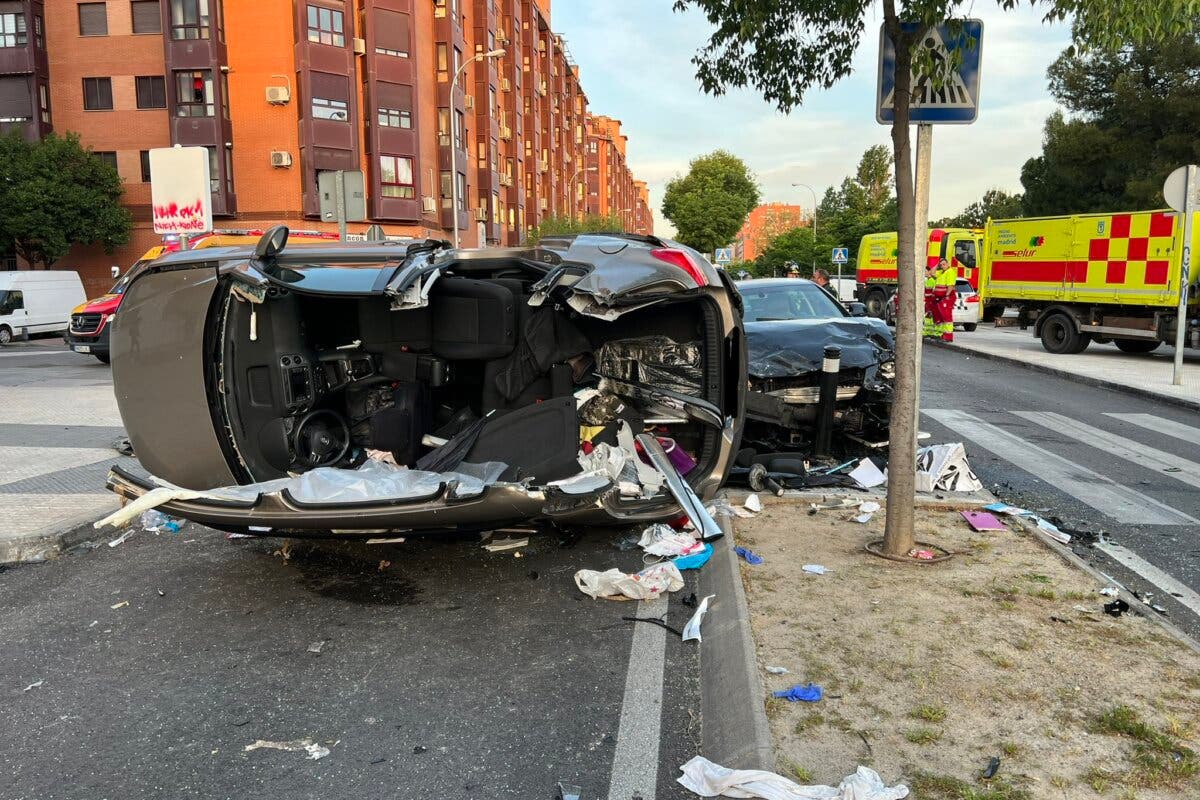 Aparatoso vuelco de un coche en plena calle en Madrid 