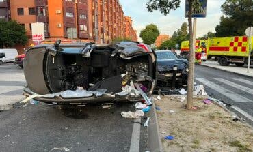 Aparatoso vuelco de un coche en plena calle en Madrid 