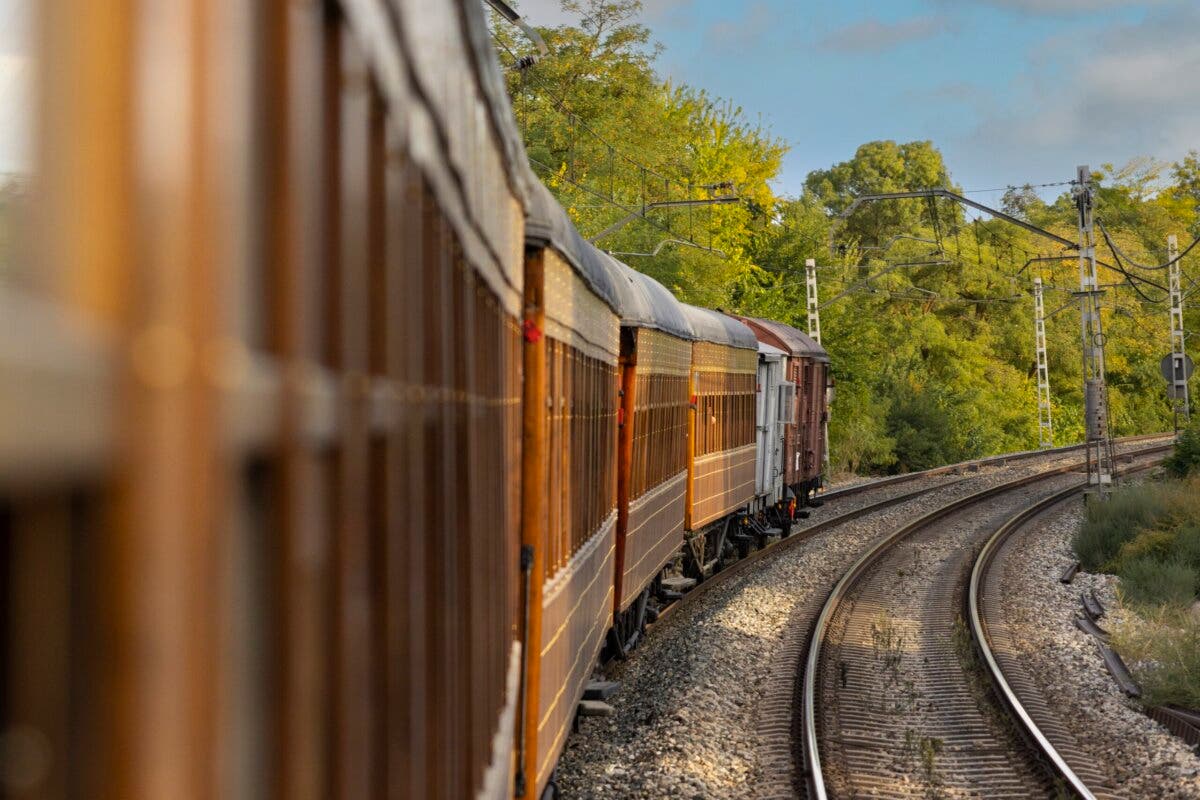 Vuelve el Tren de la Fresa que une Madrid y Aranjuez con vagones del siglo XIX