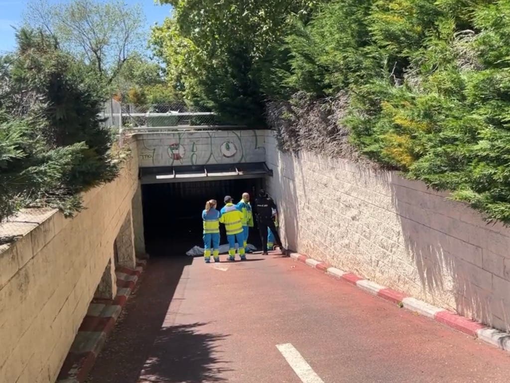 Muere un hombre al quedar atrapado por la puerta corredera de un garaje en Alcorcón