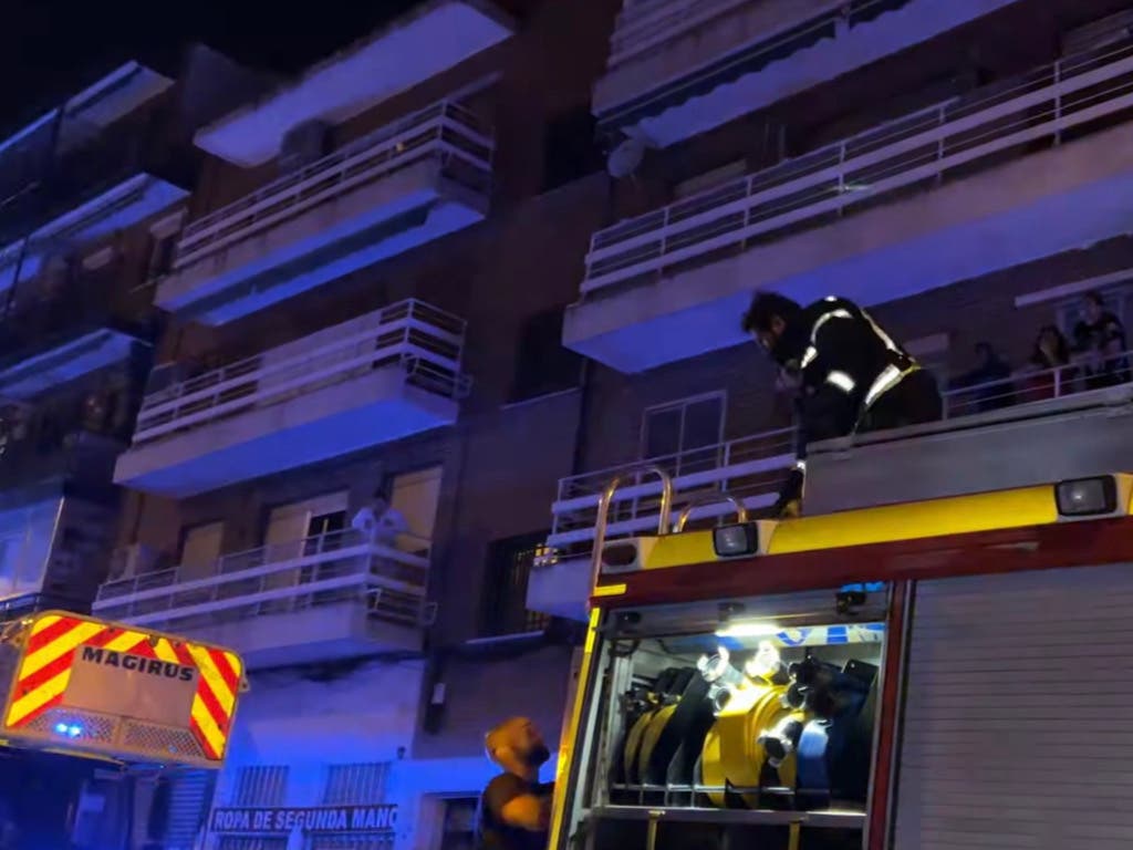 Herida grave una mujer al arder un colchón en un piso de Puente de Vallecas