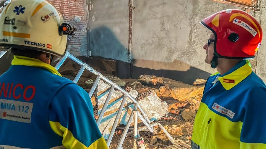 Dos obreros heridos, uno de ellos grave, tras caerles encima un muro de ladrillo en Madrid