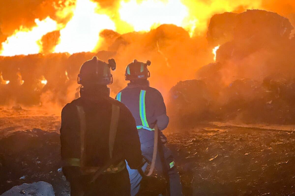 Controlado un incendio declarado en el exterior de una planta de reciclaje en Colmenar Viejo
