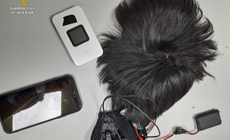 Pillado en Guadalajara con una cámara oculta en una peluca para copiar en el examen de conducir