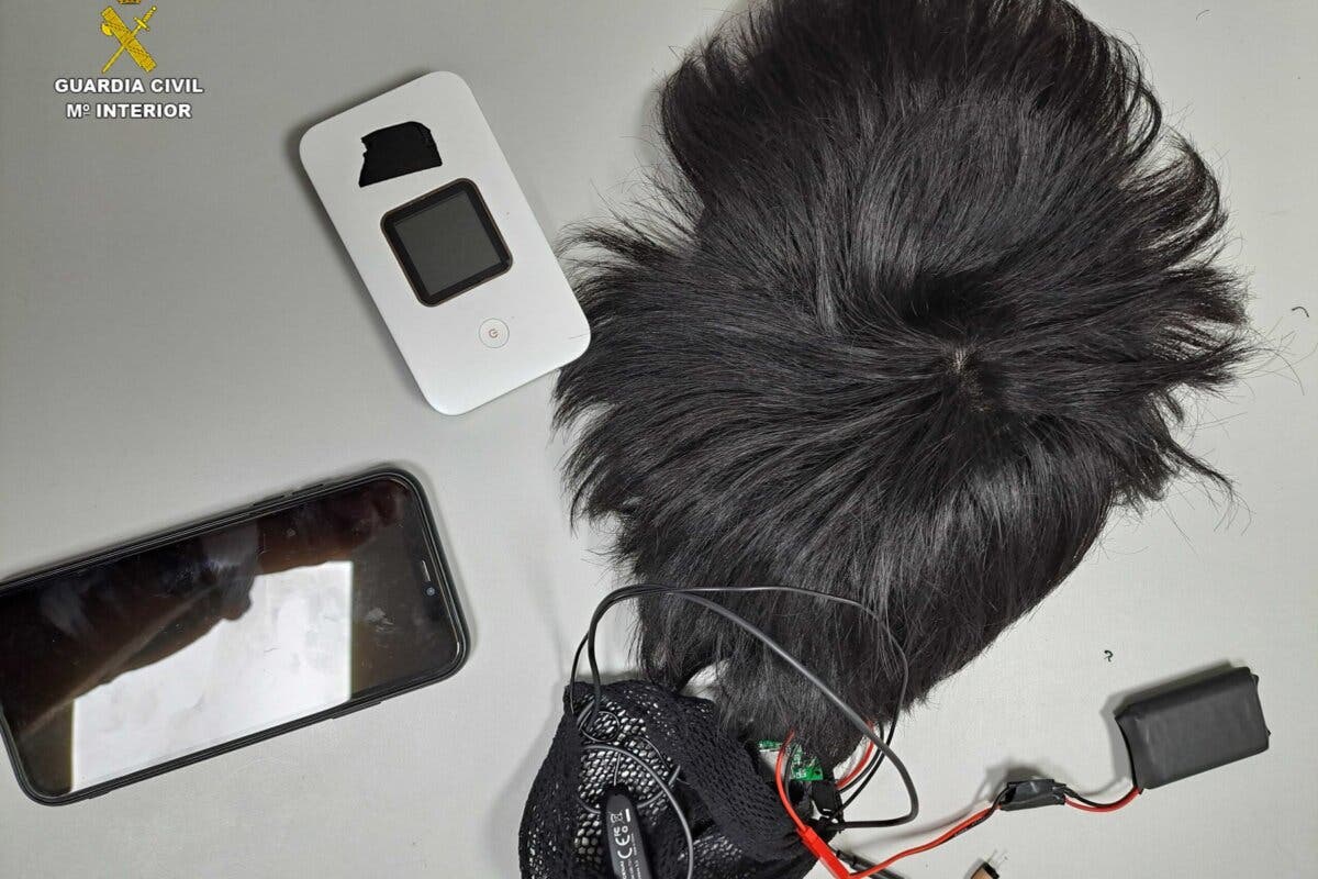 Pillado en Guadalajara con una cámara oculta en una peluca para copiar en el examen de conducir