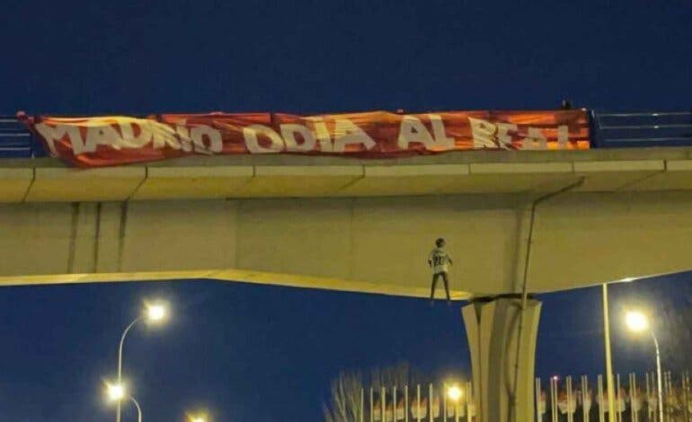 Cuatro detenidos por colgar un muñeco de Vinicius en un puente en Madrid 