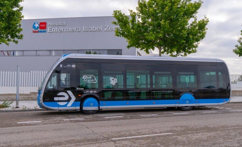Comienza a funcionar el primer bus rápido de Madrid: este es su recorrido