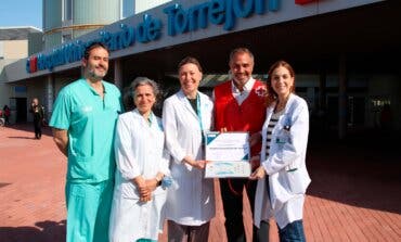 El Hospital de Torrejón recibe el reconocimiento de Cruz Roja por su colaboración en acciones sociales