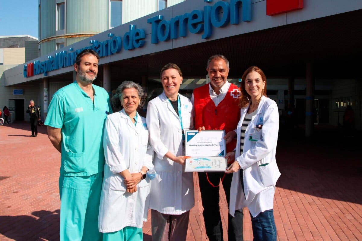 El Hospital de Torrejón recibe el reconocimiento de Cruz Roja por su colaboración en acciones sociales