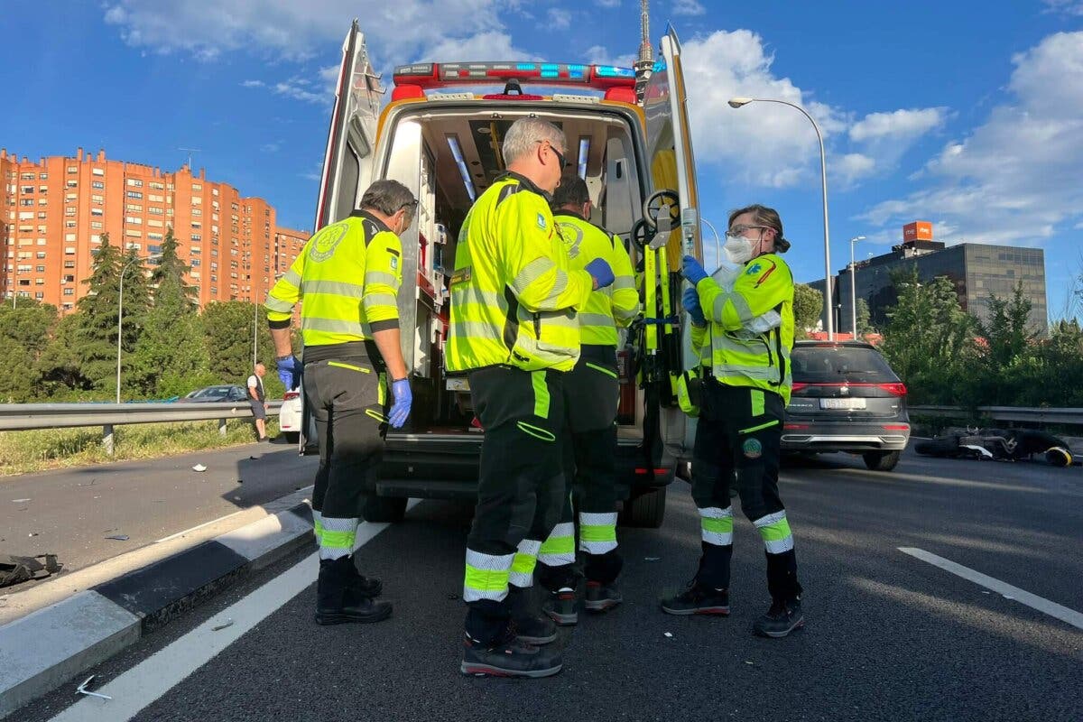 Muy grave un motorista tras chocar con un taxi en la M-23