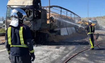 Arde un camión cargado con 25 toneladas de palés en San Fernando de Henares