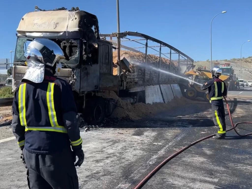 Arde un camión cargado con 25 toneladas de palés en San Fernando de Henares