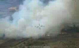 Los Bomberos trabajan en la extinción de un incendio de matorral en Talamanca de Jarama