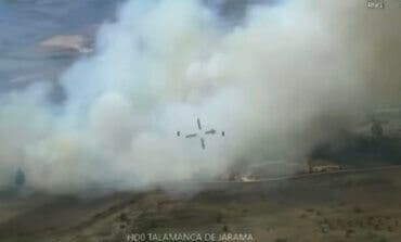 Los Bomberos trabajan en la extinción de un incendio de matorral en Talamanca de Jarama