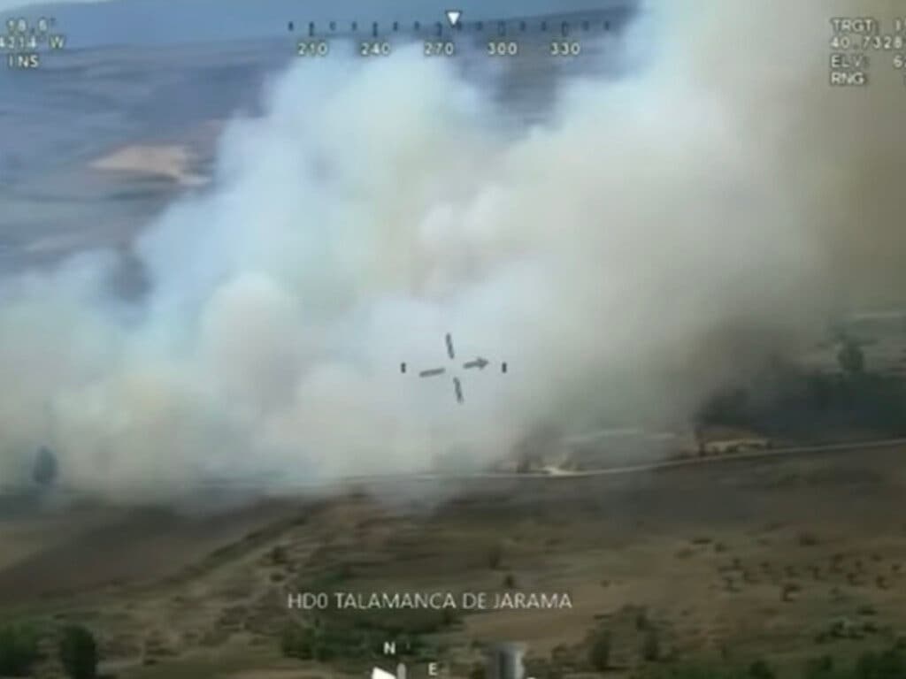 Los Bomberos trabajan en la extinción de un incendio de matorral en Talamanca de Jarama