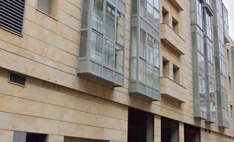 Los violadores de una joven en Madrid se llevaron las sábanas y huyeron por la azotea