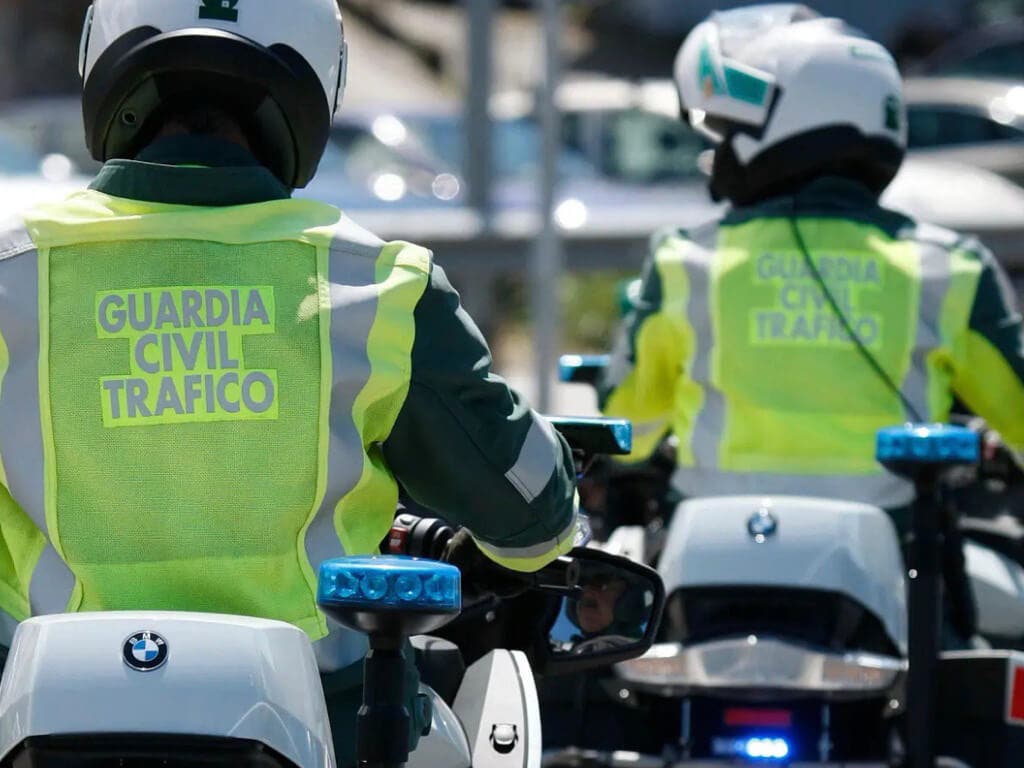 Detenido un conductor ebrio y drogado que iba en sentido contrario con su hijo por la R-2