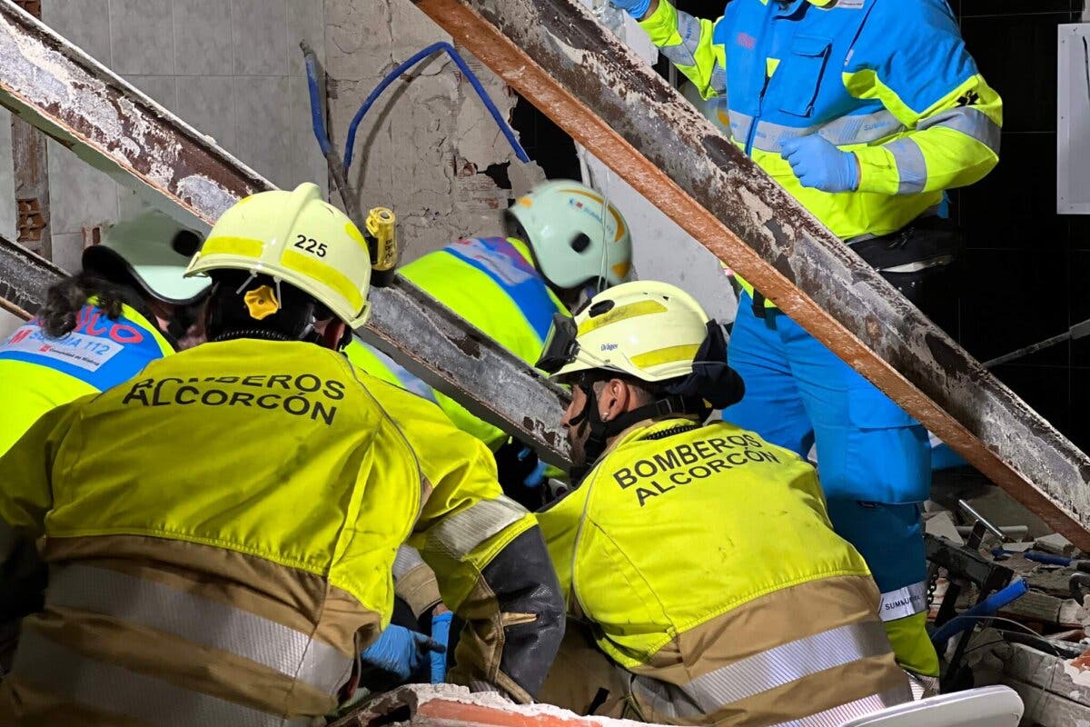 Dos trabajadores heridos al derrumbarse un techo del edificio que estaban rehabilitando en Alcorcón