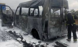 Así ha quedado una ambulancia privada tras salir ardiendo en la AP-6, en Madrid: sus seis ocupantes han resultado ilesos
