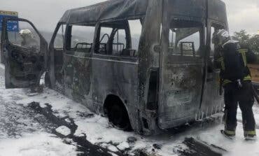 Así ha quedado una ambulancia privada tras salir ardiendo en la AP-6, en Madrid: sus seis ocupantes han resultado ilesos