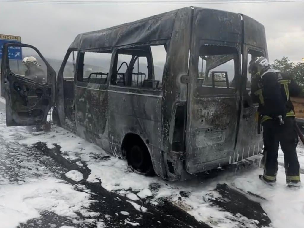 Así ha quedado una ambulancia privada tras salir ardiendo en la AP-6, en Madrid: sus seis ocupantes han resultado ilesos