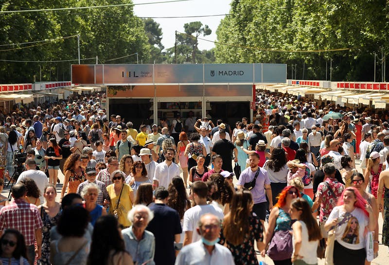 Arranca la Feria del Libro de Madrid en el parque de El Retiro
