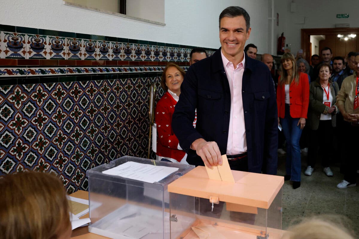 Sánchez, el primero en votar, entre gritos de «Que te vote Txapote»