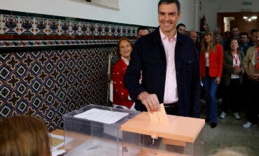 Sánchez, el primero en votar, entre gritos de «Que te vote Txapote»