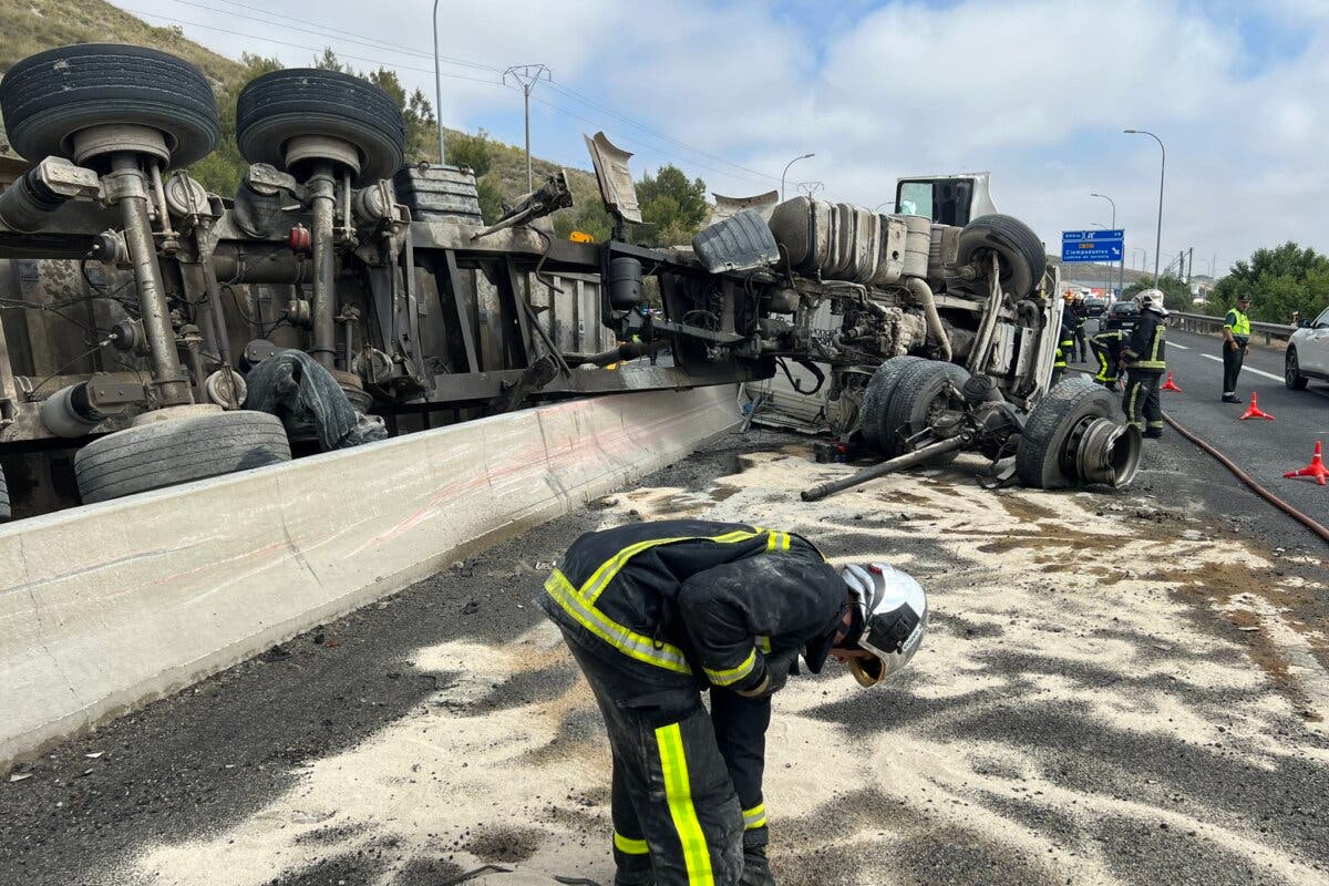 Cuatro heridos por el vuelco de dos camiones en la A-4 y en la M-50