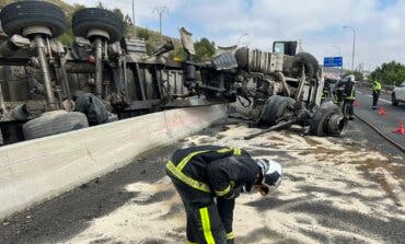 Cuatro heridos por el vuelco de dos camiones en la A-4 y en la M-50