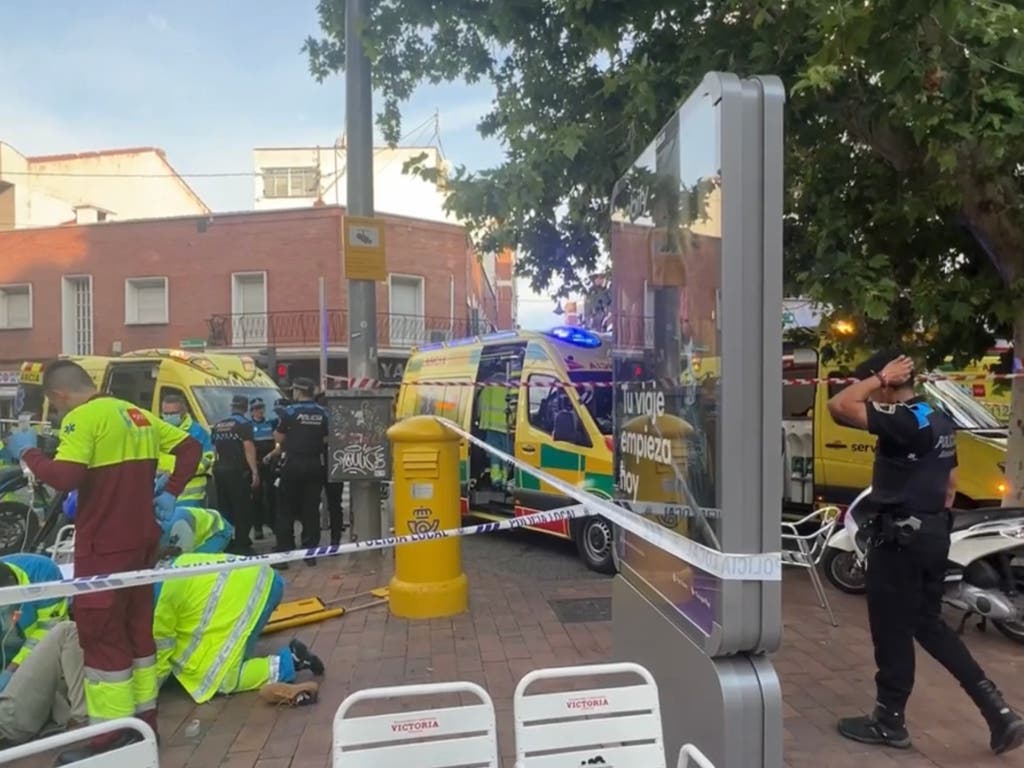 Siete heridos al arrollar un quad la terraza de un bar en Alcobendas