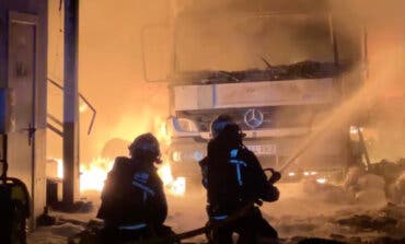 Arden dos naves industriales en Campo Real